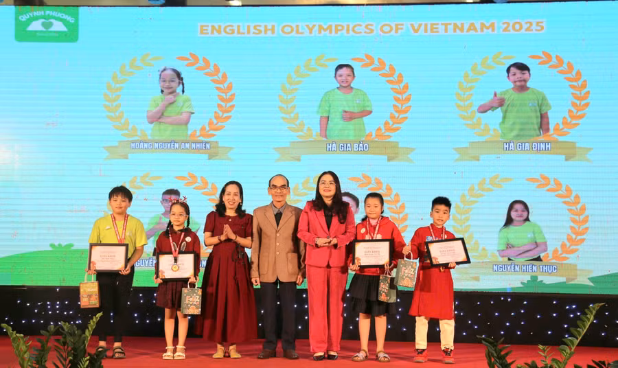 Bà Lê Thị Hương, Giám đốc Sở GD&ĐT trao giải thưởng tiếng Anh cho học sinh.