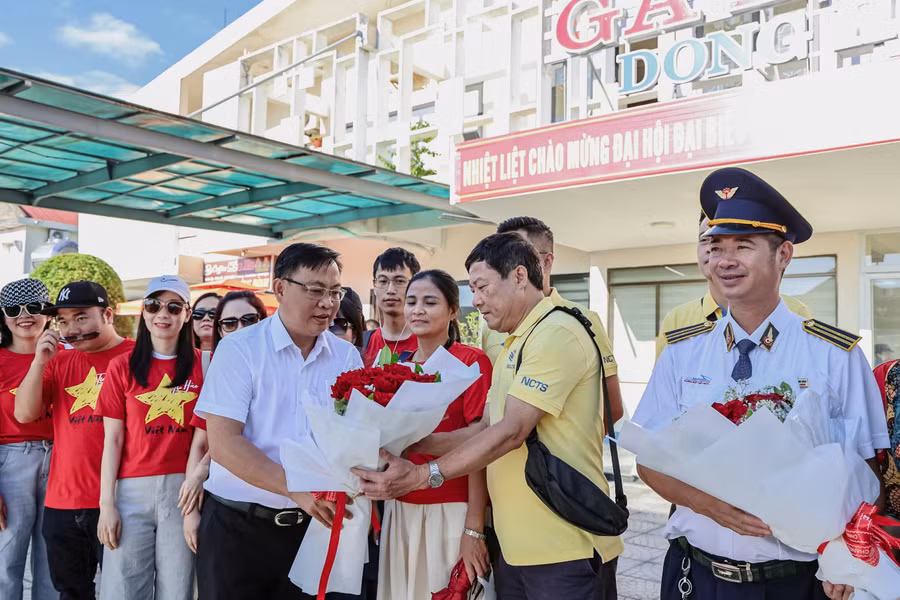 Đại diện Sở Văn hóa - Thể thao và Du lịch cùng Trung tâm Xúc tiến Du lịch Quảng Trị tặng hoa, quà lưu niệm đến hành khách.