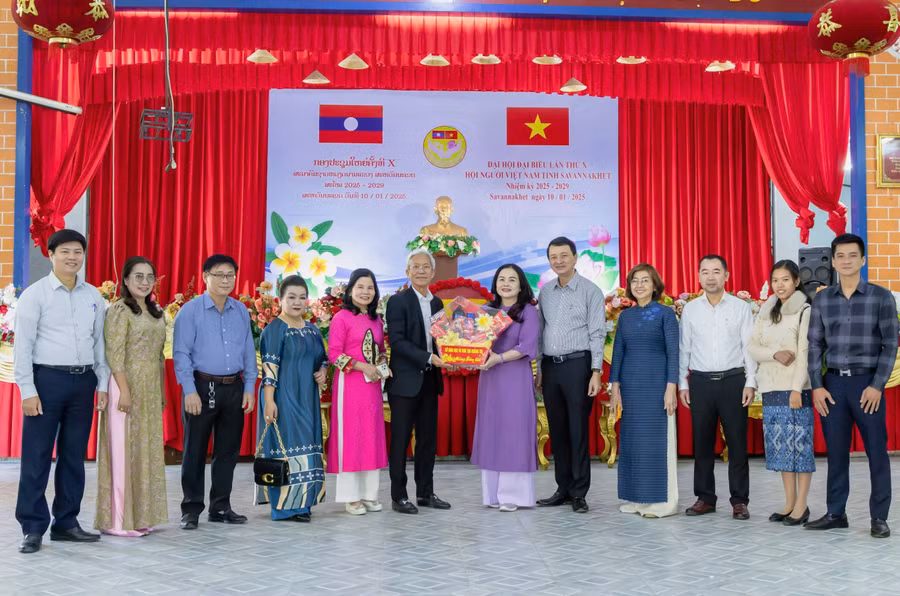 Buổi làm việc giữa Đoàn công tác Sở GD&ĐT tỉnh Quảng Trị và Hội người Việt Nam tại tỉnh Savannakhet.