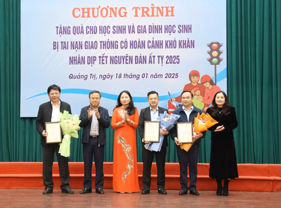 trao-hoc-bong-3.jpg