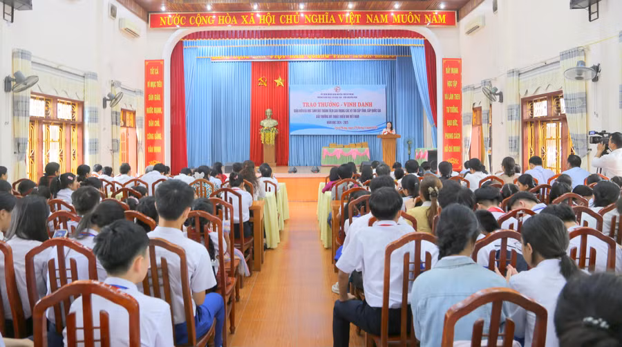 vinh-danh-hoc-sinh-5.jpg
