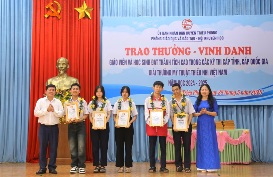 vinh-danh-hoc-sinh-13.jpg