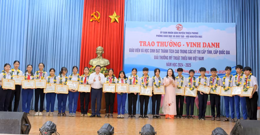 vinh-danh-hoc-sinh-11.jpg