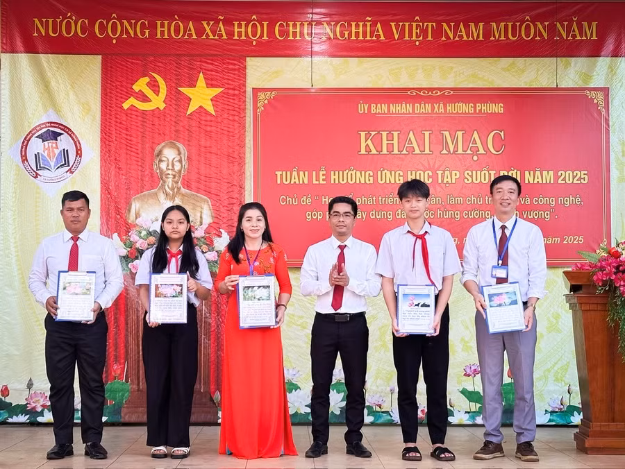 Lãnh đạo xã Hướng Phùng phát động Tuần lễ hưởng ứng học tập suốt đời.