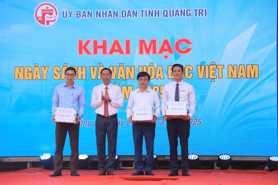khai-mac-ngay-sach-3.jpg