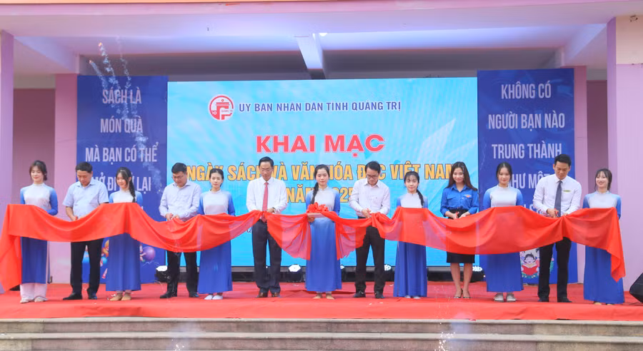 khai-mac-ngay-sach-4.jpg