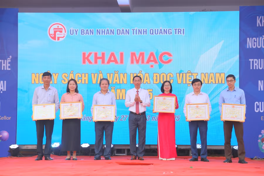 khai-mac-ngay-sach-2.jpg