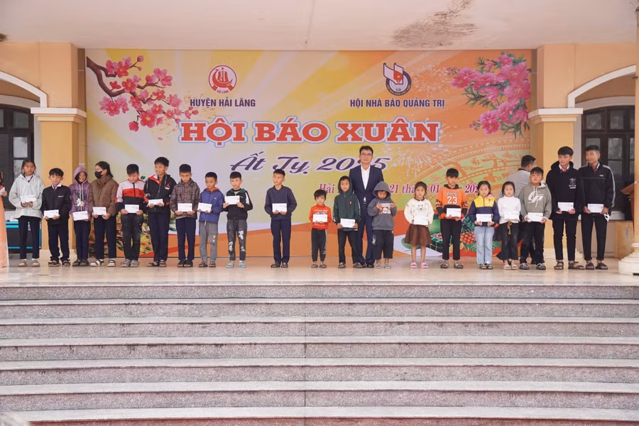 thuy-dien-trao-qua-3.jpg