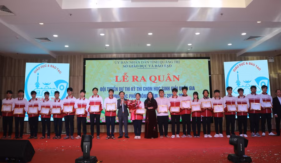Ông Hoàng Xuân Tân, Phó Chủ tịch UBND tỉnh Quảng Trị và lãnh đạo Sở GD&ĐT Quảng Trị tặng quà động viên các học sinh trong đội tuyển.