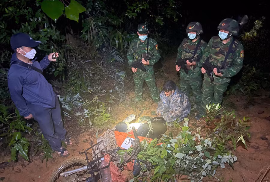 Hai nghi phạm người Lào bị phát hiện vận chuyển thuốc nổ qua biên giới.