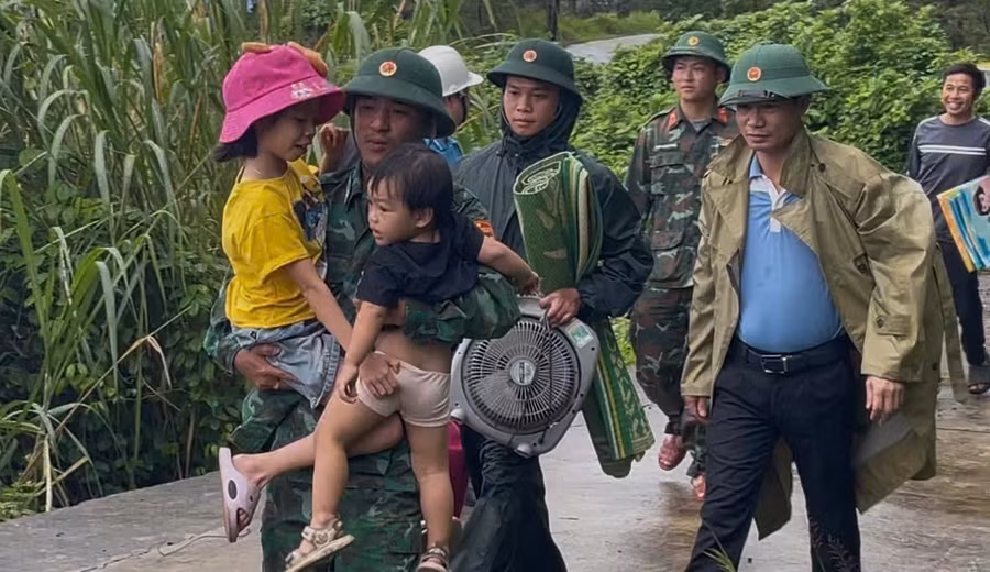 Lực lượng biên phòng hỗ trợ đưa người dân vào hầm tránh trú bão.