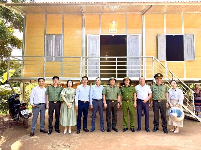 Những ngôi nhà mới hoàn thành giúp người dân khó khăn yên tâm sinh sống.