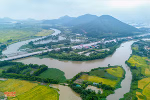 Kênh Nhà Lê hòa vào dòng sông Cấm bên Quốc lộ 1A. (Ảnh: Phạm Tâm).