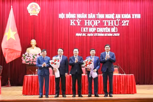 Lãnh đạo Tỉnh ủy Nghệ An tặng hoa chúc mừng 2 tân Phó Chủ tịch UBND tỉnh. (Ảnh: nghean.gov.vn)