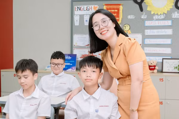 TS. Trần Thị Hoàng Anh và học trò.