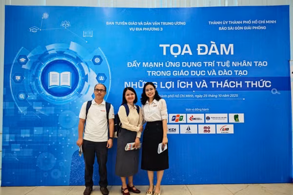 Nhà báo Hồ Phúc (trái ảnh) tham dự tọa đàm về đẩy mạnh ứng dụng trí tuệ nhân tạo trong giáo dục và đào tạo.