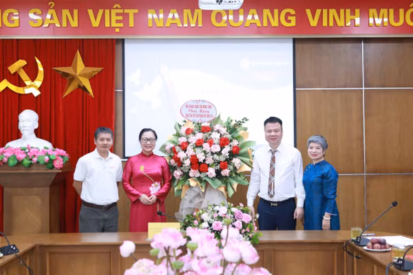 Thứ trưởng Nguyễn Thị Quyên Thanh thay mặt lãnh đạo Bộ GD&ĐT tặng hoa chúc mừng Báo Giáo dục và Thời đại.