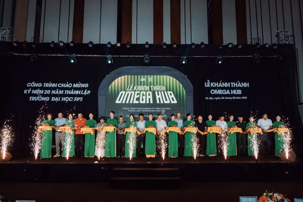 Cắt băng khánh thành Omega Hub.