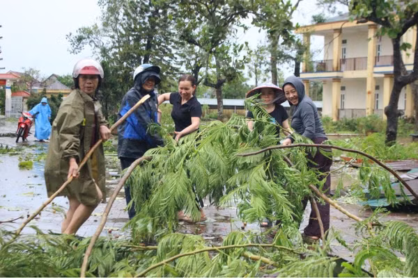 Giáo viên ở Hà Tĩnh dọn dẹp trường lớp sau bão Kajiki. Ảnh: Phương Hồ