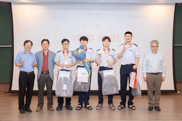 Vinh danh 8 đội thi xuất sắc nhất Kỳ thi Mô hình hóa Toán học Việt Nam