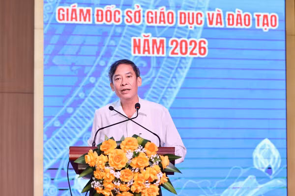 Ông Vũ Minh Đức – Cục trưởng Cục Nhà giáo và Cán bộ quản lý giáo dục (Bộ GD&ĐT) báo cáo tại hội nghị.