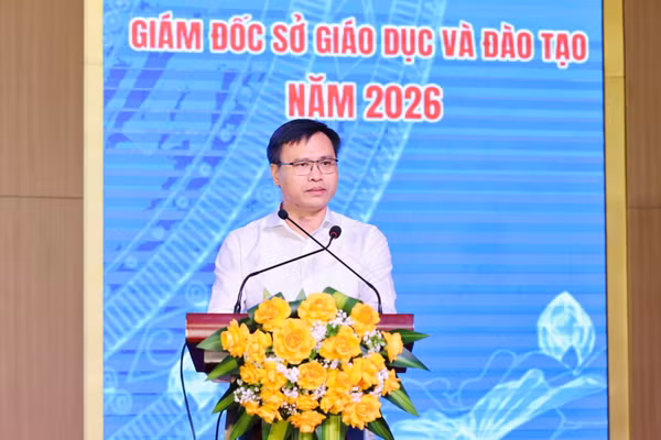 ông Trần Thanh Đạm - Cục trưởng Vụ Giáo dục nghề nghiệp - Giáo dục thường xuyên báo cáo tại hội nghị.