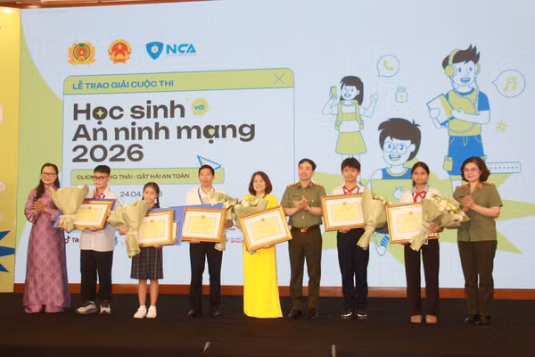 Thứ trưởng Bộ GD&ĐT Nguyễn Thị Quyên Thanh và đại diện Bộ Công an trao giải Nhất cho học sinh, đơn vị dự thi.