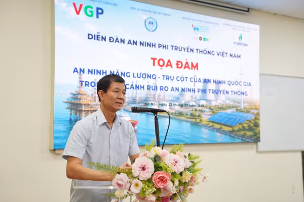 GS.TS. Hoàng Đình Phi, Hiệu trưởng Trường Quản trị và Kinh doanh, phát biểu tại tọa đàm.
