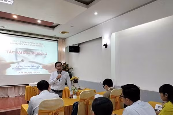 Tập huấn về phòng chống tác hại của thuốc lá cho cán bộ y tế, cán bộ đoàn… các trường THPT trên địa bàn thành phố Cần Thơ.