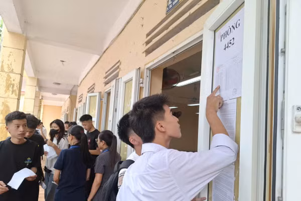 Thí sinh xem thông tin phòng thi trong ngày làm thủ tục dự thi. Ảnh: Nguyễn Nhung