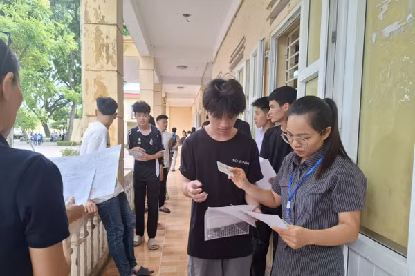 Thí sinh làm thủ tục dự thi tốt nghiệp THPT 2026. Ảnh: Hiếu Nguyễn
