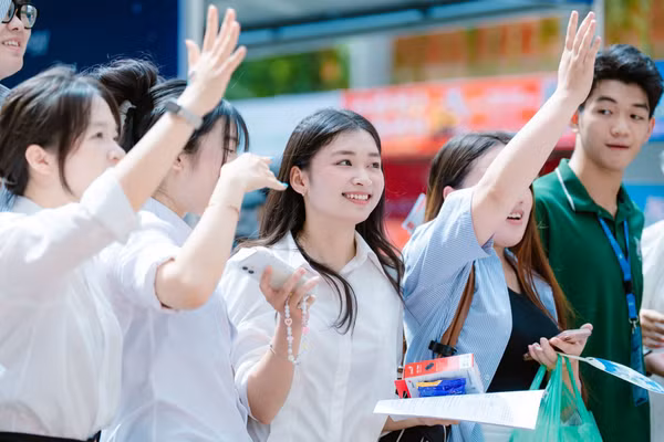 Sinh viên HSB hào hứng kết nối với các chuyên gia, nhà tuyển dụng tại “Career Week 2026”.