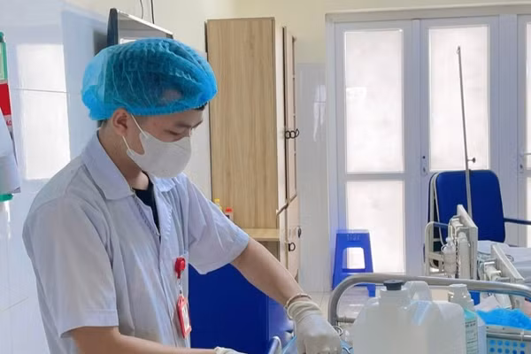 Sinh viên Trường Cao đẳng Dược Hà Nội thực tập tại bệnh viện phổi Trung ương.