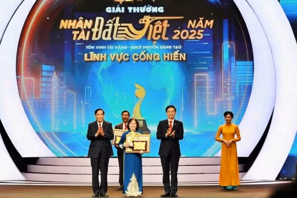 NGND Nguyễn Thị Hiền nhận Giải thưởng Cống hiến.