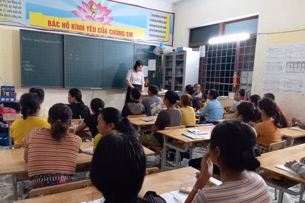 Hình ảnh tại lớp xóa mù chữ ở Xã Thượng Trạch, Quảng Bình.