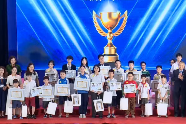 Trao Bằng khen, Giấy chứng nhận và quà tặng cho học sinh vòng Chung kết.
