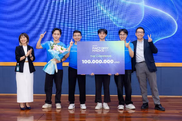 Đội vô địch DENSO Factory Hacks 2025 nhận giải thưởng 100 triệu đồng.