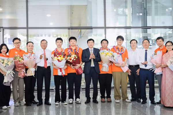 Đón đội tuyển Việt Nam sau thành tích tại Olympic Sinh học quốc tế