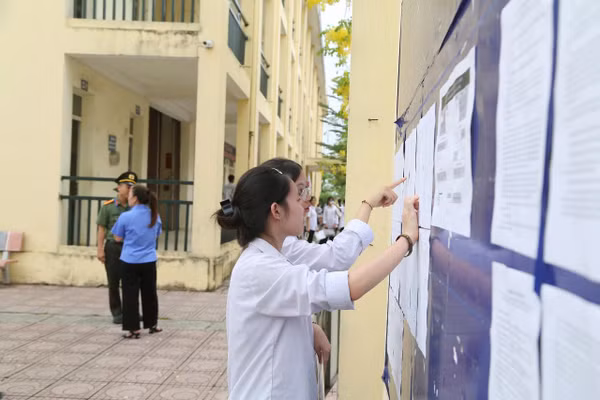 Thí sinh Hà Nội trước giờ thi vào lớp 10. Ảnh: Đăng Chung.