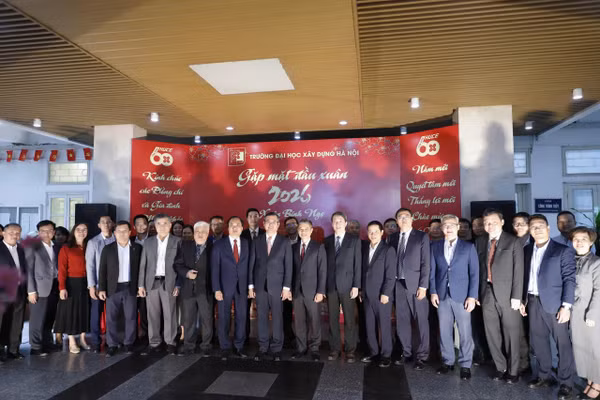 Thứ trưởng Bộ GD&ĐT Nguyễn Văn Phúc và một số lãnh đạo đơn vị thuộc Bộ thăm, mừng năm mới Trường Đại học Xây dựng Hà Nội.