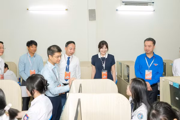 Đại diện Ban Tổ chức động viên thí sinh trước giờ thi.