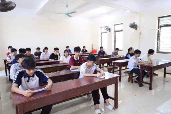 Sáng 26/5, thí sinh thi môn đầu tiên vào Trường Nguyễn Tất Thành (Phân hiệu Trường ĐHSPHN tại Ninh Bình).