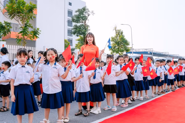 Cô trò Phenikaa School trong lễ khai giảng năm học 2024-2025.