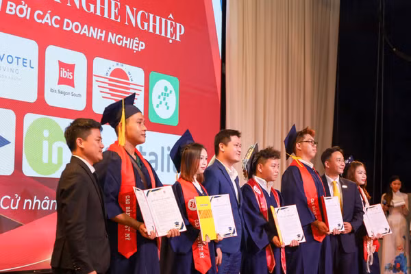Đại diện doanh nghiệp trao thư mời làm việc cho sinh viên ngay lễ tốt nghiệp.