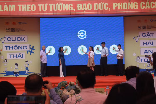 Các đại biểu ấn nút phát động Cuộc thi Học sinh với an ninh mạng năm 2026.