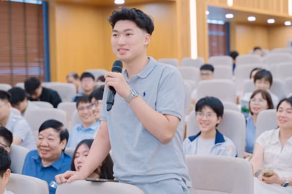 Sinh viên Trần Công Minh: Công nghệ bán dẫn dành cho những người sẵn sàng học hỏi và được đặt trong môi trường đào tạo phù hợp.