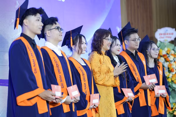 Khóa Bác sĩ Y khoa đầu tiên của Trường ĐH Đại Nam nhận bằng tốt nghiệp.