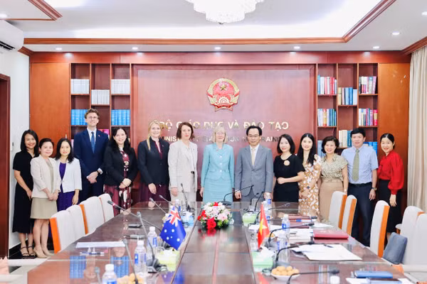 Bộ trưởng Hoàng Minh Sơn, Đại sứ Gillian Bird và các thành viên hai bên chụp ảnh lưu niệm