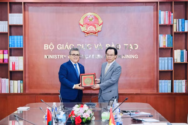 Bộ trưởng Hoàng Minh Sơn trao quà lưu niệm tặng Đại sứ Saadi Salama.