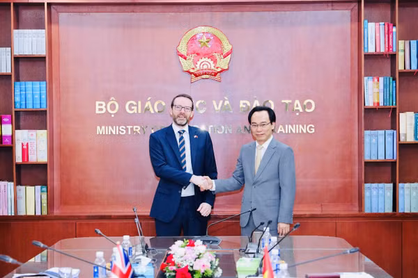 Bộ trưởng Hoàng Minh Sơn và Đại sứ Iain Frew.